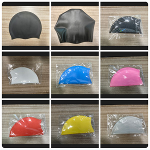 Bonnet de bain en silicone bleu uni unisexe pour la natation et les sports nautiques - Product Image 3