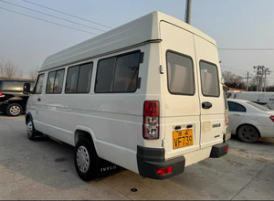 Fourgonnette compacte Iveco Daily 2017 avec moteur 2.8T, diesel turbocompressé, transmission manuelle, intérieur foncé, MPV 11 places - Product Image 2