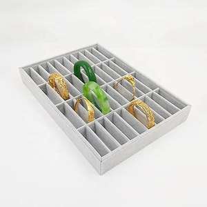 Plateau à bijoux en velours de luxe personnalisable pour le rangement et la présentation de bagues et de bracelets, idéal pour la coiffeuse ou comme boîte de rangement pour accessoires - Product Image 1