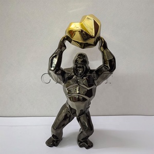 Estatua de Gorila Rey Boxeador Pintada a Mano en Cromo Dorado, Escultura de Orangután Geométrico con Corazón, Arte Pop - Product Image 2