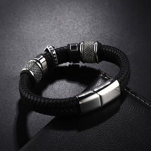 Pulsera de Cuero Negra Estilo Punk para Hombre con Dije de Calavera Plateada, Cierre Magnético y Cadena Trenzada, Ideal para Regalo - Product Image 4
