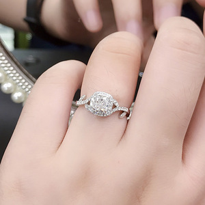 Anello Q574 in Oro Bianco con Diamante Taglio Cushion Naturale Colore D, Gioiello da Donna per Fidanzamento - Product Image 3