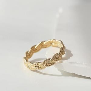 Bague torsadée tricotée intemporelle inspirée de l’or 10 carats, chic français empilable dans un ton doré clair - Product Image 3