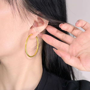 Anting Hoop Bulat 3 Ukuran untuk Wanita, Titanium G23 Lapis Emas, Tahan Air, Anting Lingkaran Besar, Anting Mewah, Perhiasan Pesta - Product Image 3