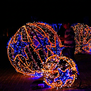 Esfera Decorativa Plegable Impermeable para Exteriores con Marco Metálico 3D y Luces LED de Motivo Navideño - Product Image 1