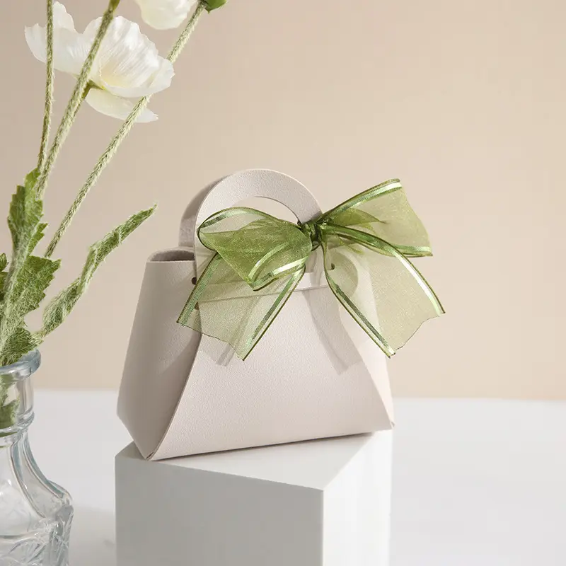حقيبة يدوية لحلوى الزفاف جديدة وبسيطة حقائب هدايا مزينة بشرائط حقيبة هدايا من الجلد للزوار بالجملة