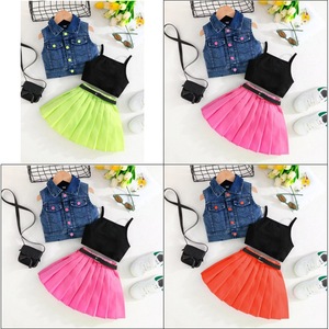 Nouvel ensemble quatre pièces tendance pour fille : débardeur, culotte à bretelles, jupe plissée verte et ceinture - Product Image 5