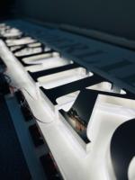 Enseigne murale en lettres 3D en acier inoxydable doré poli sur mesure avec halo rétroéclairé par LED pour hôtel, commerce de détail, entreprise