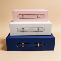 Boîte cadeau magnétique avec poignée en PU de qualité supérieure, boîte d'emballage rigide à rabat de luxe en stock