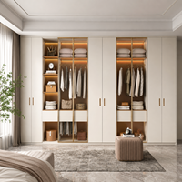 Armoire de luxe moderne sur mesure avec coiffeuse intégrée, placard intégré, bureau de toilette, porte vitrée, éclairage LED et grand espace de rangement