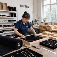 Plateau de présentation de bijoux en velours noir JUNSEN avec cadre en bois pour colliers, bracelets, bagues et boucles d'oreilles – 3 tailles – Fabriqué au Guangdong