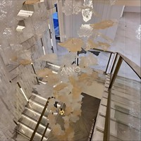 Lustre d'escalier sur mesure ANNO, luminaire suspendu pour plafond haut avec design de feuilles flottantes pour villa de luxe, hôtel