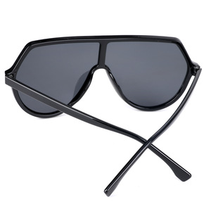 Gafas de Sol Asimétricas Color Naranja de Moda, Unisex, para Fotografía Urbana, Lentes con Protección UV400, para Viajes y Actividades al Aire Libre - Product Image 1