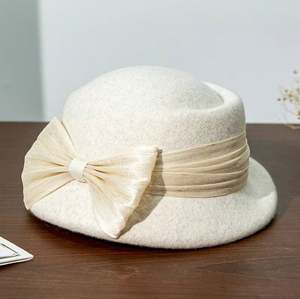 A120604 Chapeau en feutre 100% laine pour femme, couleur unie, béret élégant à bord incurvé, chapeau décontracté avec fleur et nœud - Product Image 3