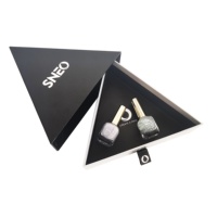 Boîte à parfum triangulaire rigide en carton avec gaufrage, pelliculage mat, matériaux écologiques, boîte de livraison en carton gris