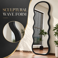 Miroir sur pied avec cadre ondulé, grand miroir de salle de bain sur pied avec base en bois, miroir de sol moderne et décoratif
