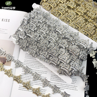 Chaîne de strass 3D carrée en acrylique doré doux de luxe personnalisée, ornée de pierres blanches scintillantes, écologique, pour vêtements DIY et tenues de bal de promo