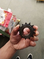 Piñón de Motocicleta de Carreras Skylon OEM al por Mayor, 520, 6/5 Orificios, Procesado por Hobbing, Acero Inoxidable 45C, 15 Dientes con Cadena