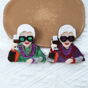 Verre à boire <span class=keywords><strong>Vieille</strong></span> <span class=keywords><strong>Dame</strong></span> Acrylique Broche Haute Qualité Épissage Personnalisé Mode Broche - Product Image 4