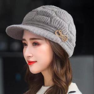 Chapeau tricoté d'hiver pour femmes, doublure en polaire chaude, style décontracté, casquette rouge avec épingle décorative - Product Image 3