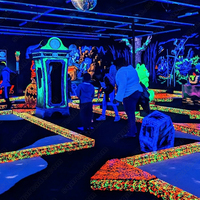 Conception et planification de mini-parcours de golf Monster Glow, installation de golf néon interactive personnalisée pour les parcs d'attractions et les divertissements en intérieur