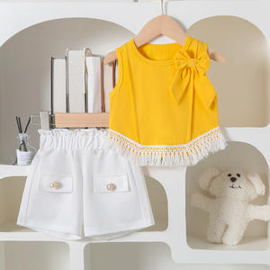 Completo Abito Estivo 2026 da <span class=keywords><strong>Bambina</strong></span> in Cotone: Gilet Senza Maniche con Fiocco e Colletto, Pantaloncini Bianchi con Bottoni Perla e Dettagli Nappa <span class=keywords><strong>Eleganti</strong></span> - Product Image 6