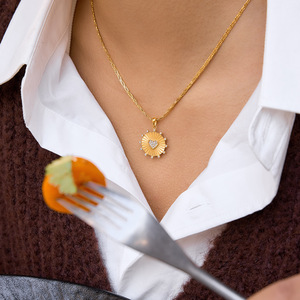 Collar con colgante de diamantes de imitación en forma de corazón, cadena de clavícula de acero inoxidable, regalo para mujer, joyería para el Día de San Valentín - Product Image 3