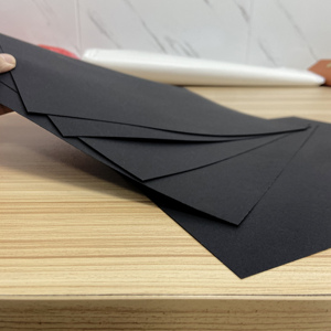 Bestseller 70*100cm Dickes Schwarzes Papier 110gsm bis 550gsm Schwarzkern-Papierbögen mit Doppelbeschichtung Schwarze Papierrollen - Product Image 6