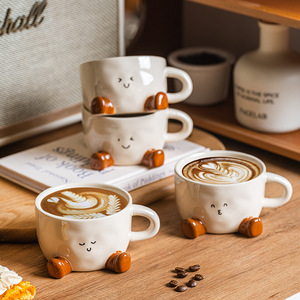 Tasse en céramique créative SYL Ins Writer Tasse à fleurs de dessin animé avec petite expression de pied pour la fête-Eau ou café - Product Image 1