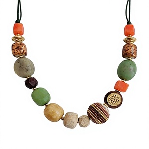 Collar Bohemio Hecho a Mano con Cuentas de Vidrio Geométricas y Detalles en Oro, Joyería Unisex - Product Image 1