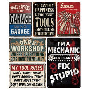 Targa in metallo retrò con scritta 'What Happens In The Garage Stays In The Garage' per decorazione da parete per officina, man cave, amanti degli attrezzi. - Product Image 1
