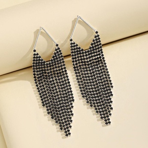 Boucles d'oreilles pendantes tendance de style européen et américain, populaires, au design original et affirmé, style sombre, avec franges de diamants noires - Product Image 4