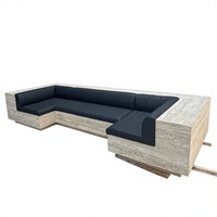 Canapé d'angle en marbre sur mesure, design moderne et écologique, structure beige en pierre, coussins en cuir noir, idéal pour appartement de luxe
