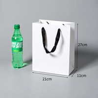Sacs en papier cartonné blanc avec impression personnalisée pour chaussures de boutique, emballage cadeau personnalisé pour la vente au détail de mode