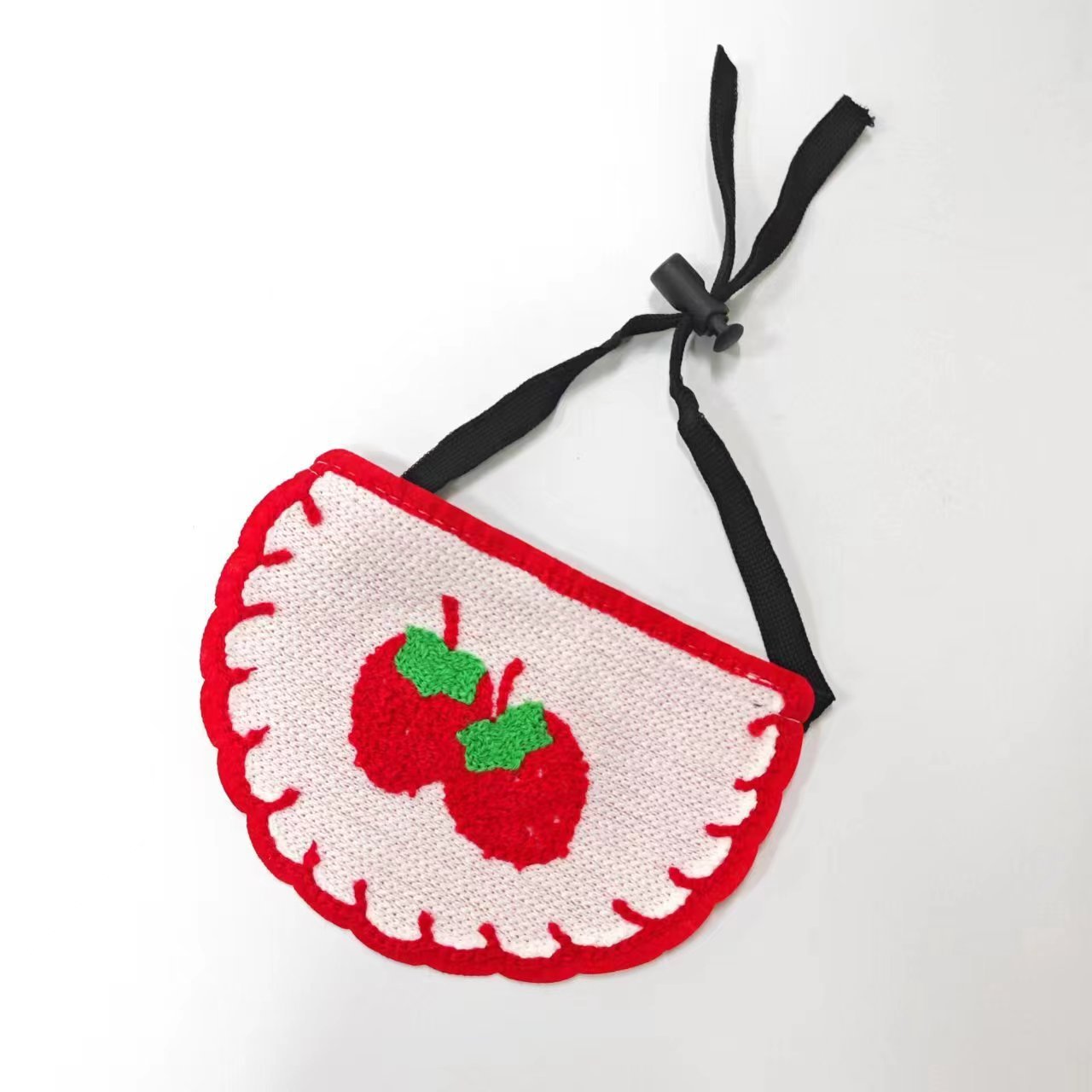 Bavoir blanc à motifs fraises avec liens
