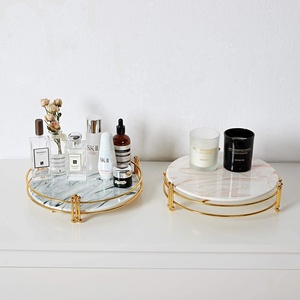 <span class=keywords><strong>Plateau</strong></span> décoratif rond en céramique de <span class=keywords><strong>marbre</strong></span> <span class=keywords><strong>blanc</strong></span> avec support <span class=keywords><strong>doré</strong></span> fait à la main, <span class=keywords><strong>plateau</strong></span> à parfum en acrylique pour commode, table basse, pouf - Product Image 1