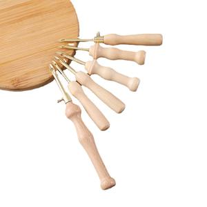 Gillian DIY pluma de estampado de madera herramienta de <span class=keywords><strong>bordado</strong></span> de estampado <span class=keywords><strong>ruso</strong></span> <span class=keywords><strong>aguja</strong></span> de Metal de lana gruesa accesorio de costura soporte de madera <span class=keywords><strong>para</strong></span> mano - Product Image 4
