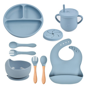 IStapromo Gifts Ensemble de vaisselle pour bébé 9 pièces en silicone : Assiette, bavoir, bol, cuillère, fourchette, tasse - Product Image 4