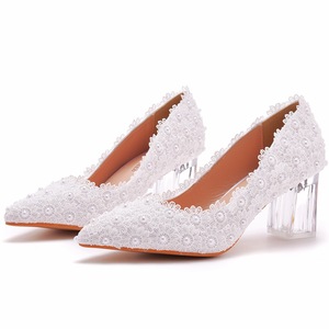 Scarpe con tacco grosso trasparenti da 7 cm con punta a punta in pizzo bianco scarpe da sposa di grandi dimensioni per le esibizioni delle feste delle damigelle - Product Image 2