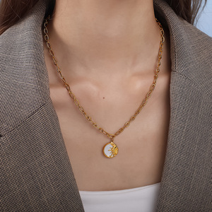 Collar con Colgante de Concha Blanca Lunar, Acero Inoxidable, Chapado en Oro de 18K, Estilo Retro, Joyería de Moda - Product Image 4