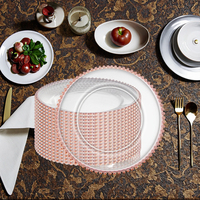 Assiettes de présentation en plastique transparent écologiques au design moderne, avec motif personnalisé en perles dorées et technique pigmentée, vente en gros pour hôtels