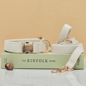 Collier pour <span class=keywords><strong>chien</strong></span> <span class=keywords><strong>en</strong></span> velours personnalisé avec boucle <span class=keywords><strong>en</strong></span> métal gravée, collier et <span class=keywords><strong>laisse</strong></span> réglables pour la promenade - Product Image 4