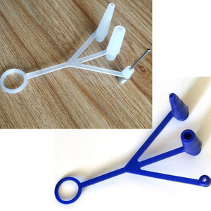 Aguja de inflado de plástico de tres vías para flotadores, almohadas de aire, balones de baloncesto, balones de fútbol, balones de voleibol y otros. - Product Image 1