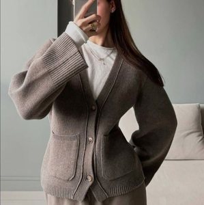 Cardigan da Donna Lavorato a Maglia Grossa in Lana Merino e Cashmere <span class=keywords><strong>con</strong></span> Polsini a Costine e <span class=keywords><strong>Bottoni</strong></span> Frontali Personalizzato da Produttori di Maglieria - Product Image 2