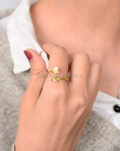 Bague Flèche Minimaliste Ajustable en Argent Plaqué Or 14K - Symbole de Mariage Élégant pour la Direction et la Force - Product Image 2