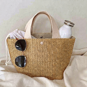 Sac bandoulière chic bohème kaki pour femme en maille, inspiré de la plage, avec pompon décoratif et motif à carreaux zippé - Product Image 1