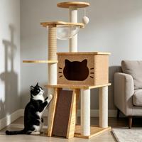 Arbre à chat multi-niveaux élégant, moderne et luxueux avec poteaux à gratter en sisal et lit/maison à gratter au design unique.