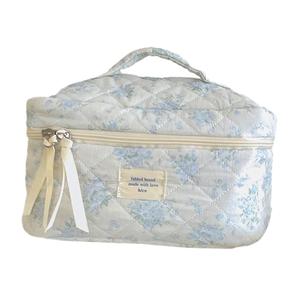 Borsa trapuntata per il trucco floreale pieghevole in PVC custodia per articoli da toeletta cosmetici da viaggio per uso bagno o regali per amici - Product Image 5