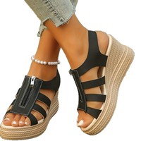 Sandalias de tacón alto de cuña con punta abierta de PU suave y cómodas para mujer, modelo 2026 de verano, con cierre de cremallera, talla grande, suela gruesa, para uso exterior, ODM OEM