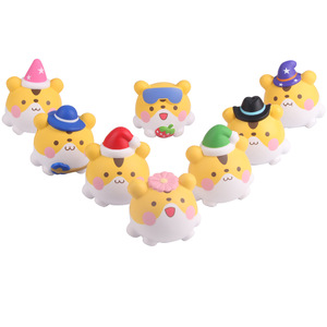 ตุ๊กตาซานตาคลอสพลาสติก ของตกแต่งคริสต์มาสสำหรับใช้ภายในอาคาร ผิวด้าน สูง 3.9 นิ้ว สไตล์ดั้งเดิม - Product Image 3